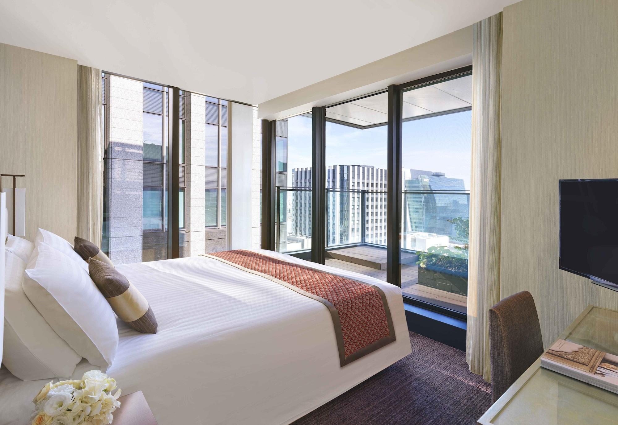 Hotel Oakwood Premier Tokio Exterior foto A bedroom at The Ritz-Carlton, Hong Kong