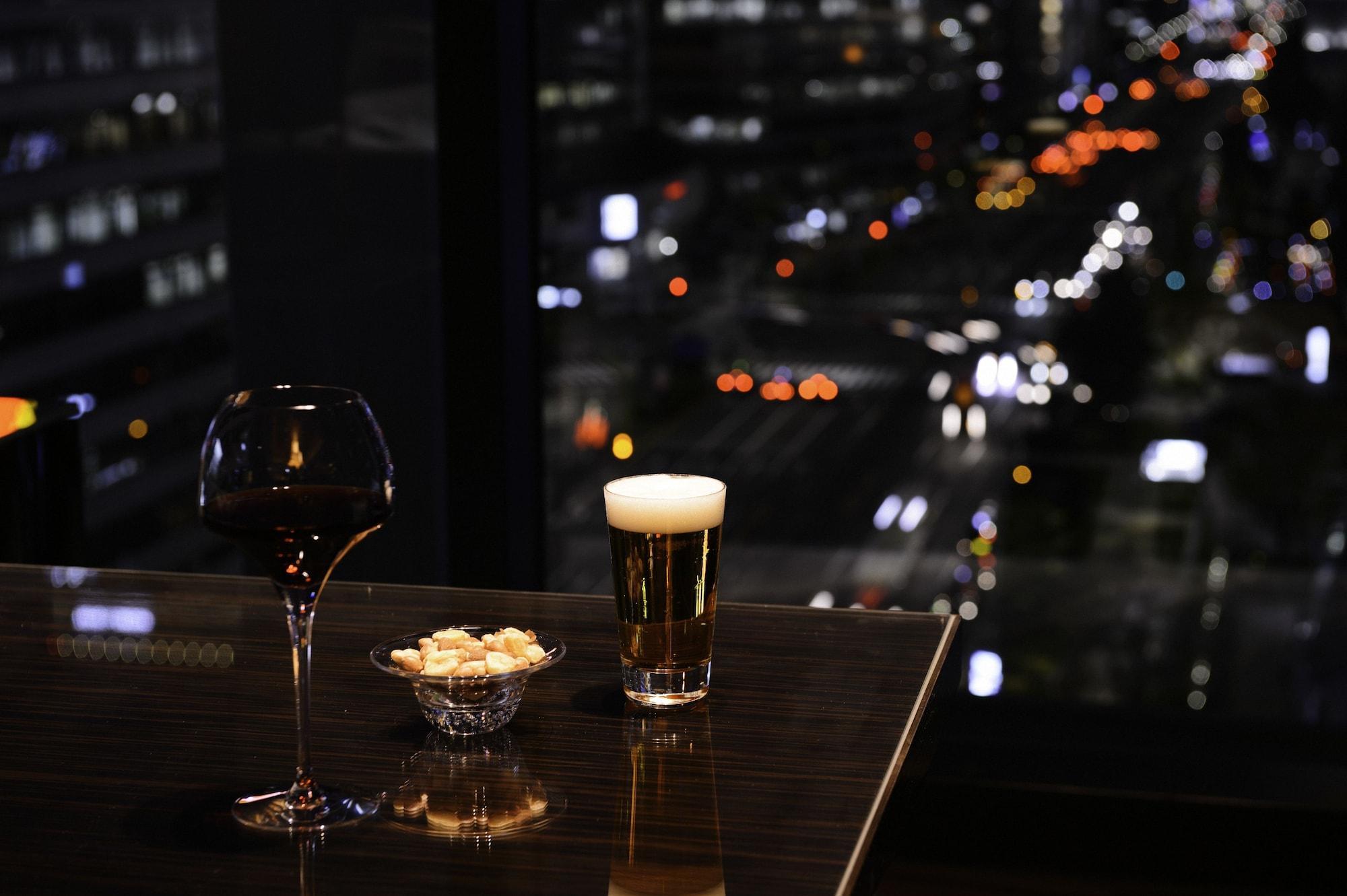 Hotel Oakwood Premier Tokio Exterior foto A glass of beer and a glass of wine