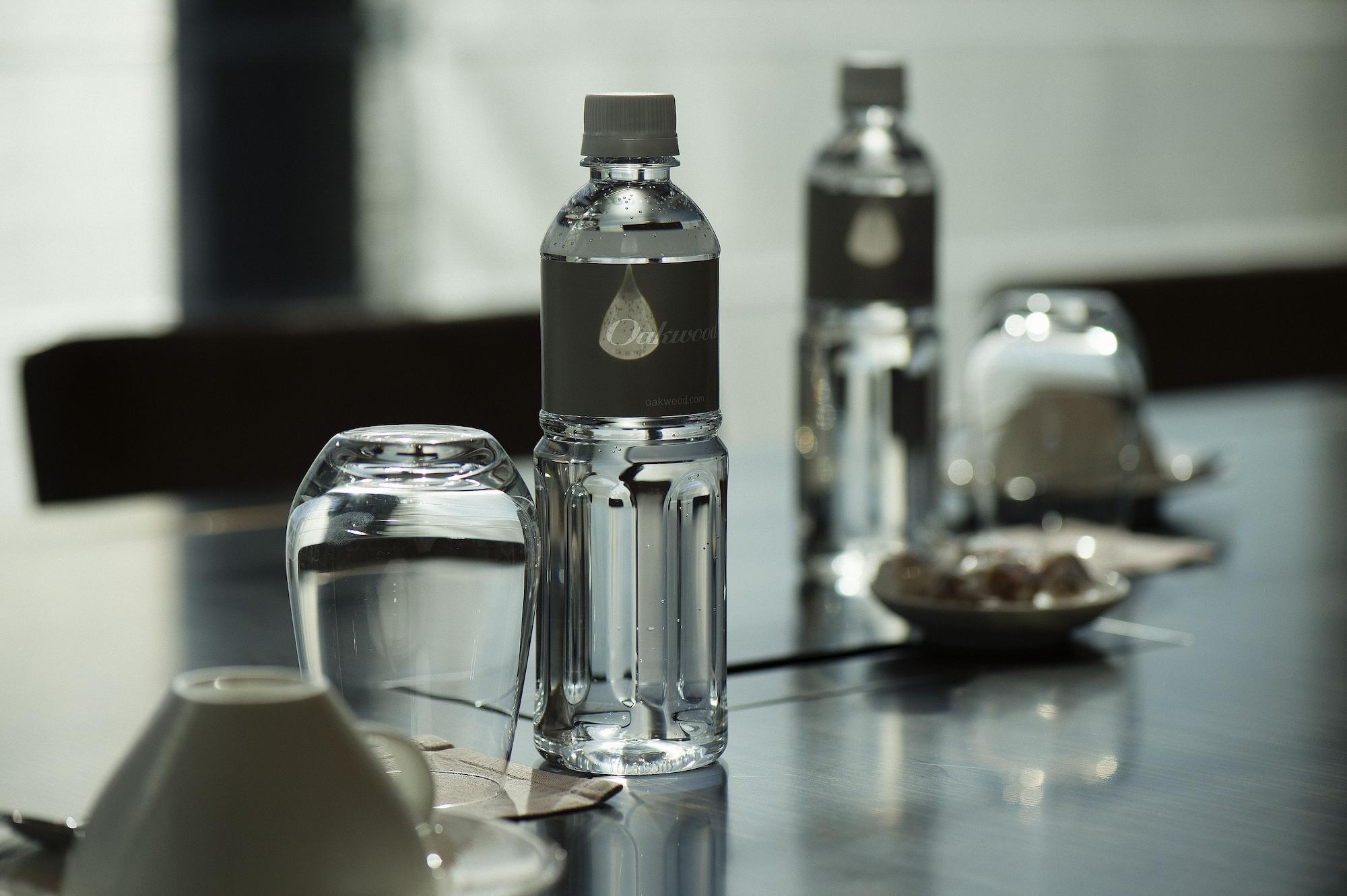 Hotel Oakwood Premier Tokio Exterior foto A bottle of water