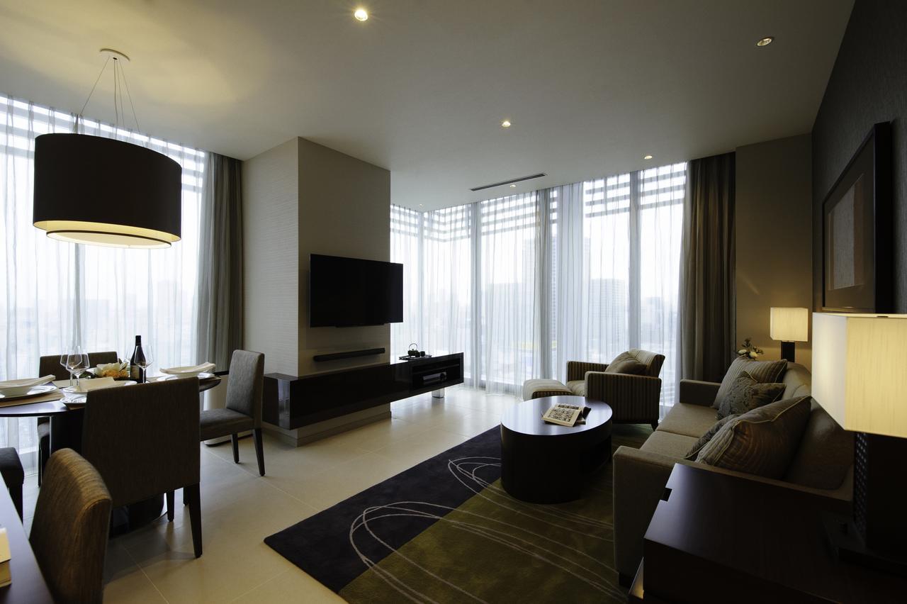 Hotel Oakwood Premier Tokio Exterior foto A living room in a suite at the hotel