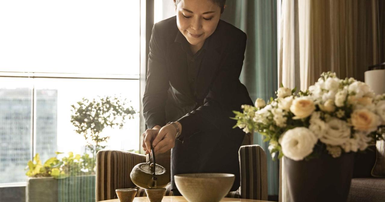 Hotel Oakwood Premier Tokio Exterior foto A Thai woman pouring tea